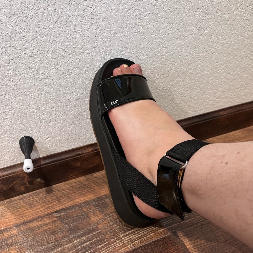 New in Box Women’s 5.5 Ugg Lennox Sandals